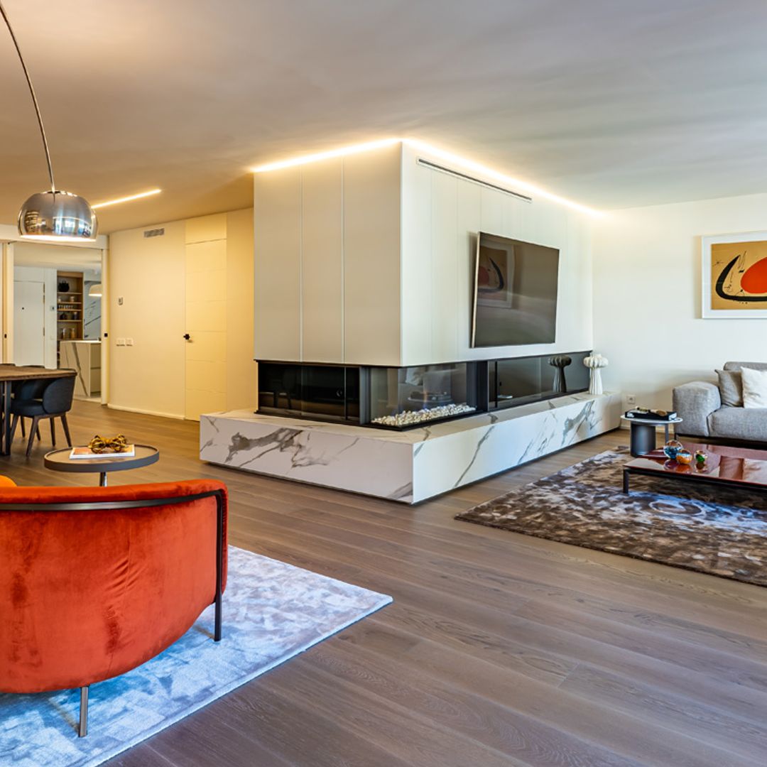 Un elegante y moderno piso en Barcelona con vibrantes pinceladas de color