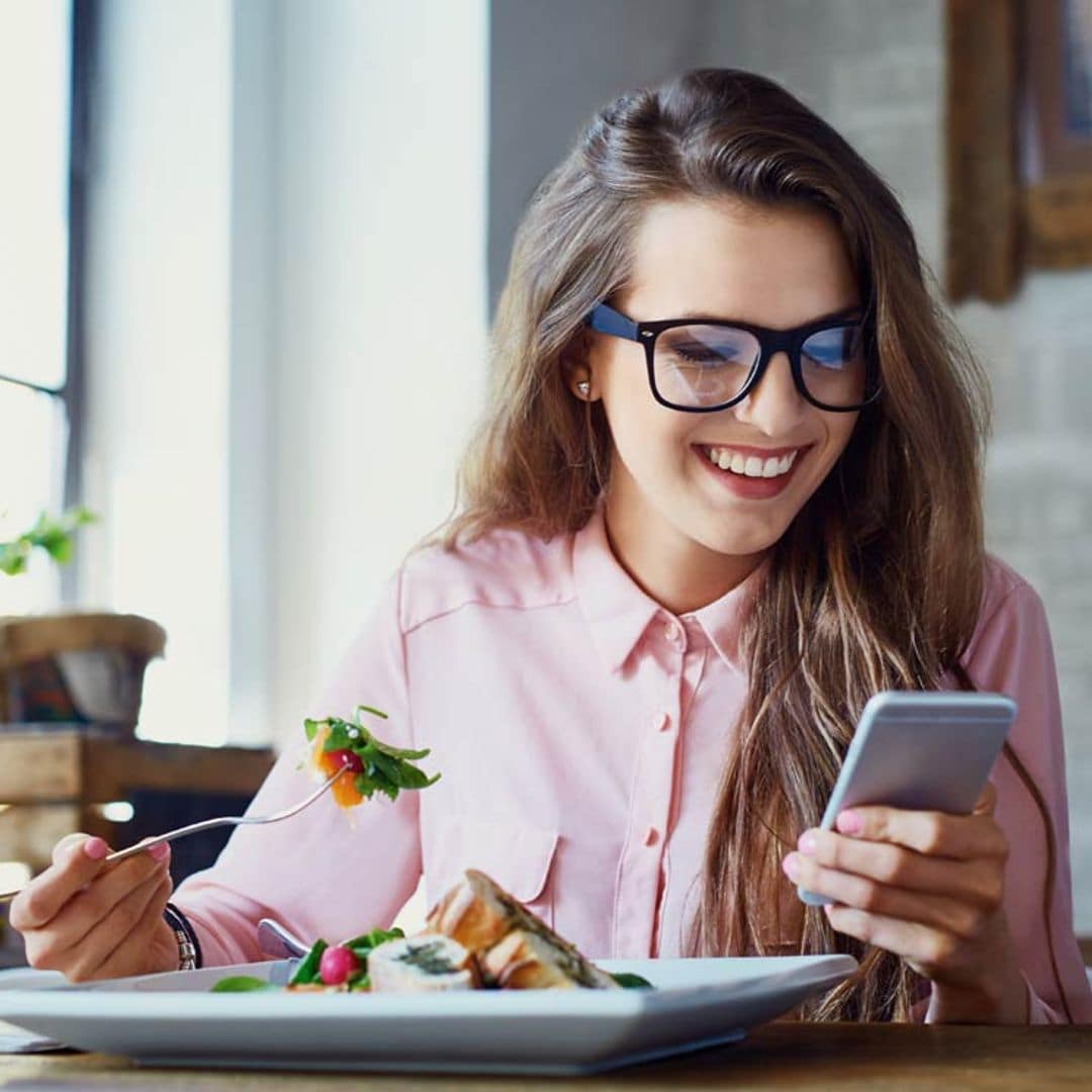 Cuando el móvil se sienta a la mesa: los problemas que puede generarte comer frente a las pantallas