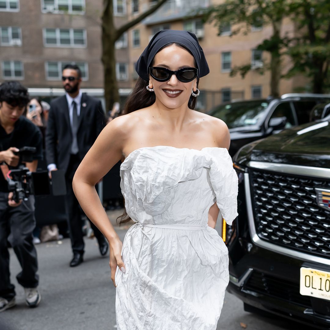 Rosalía llega a México para compartir con sus fans 'Lux', su nuevo álbum, y disfrutar de su primer pozole