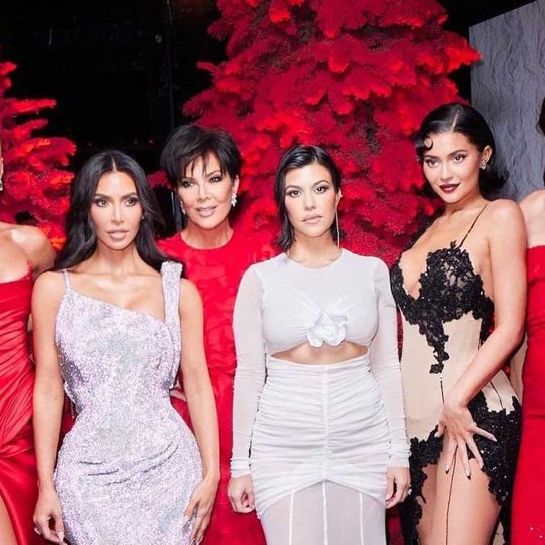 Los lookazos en rojo y 'glitter' de las hermanas Kardashian te inspirarán en Nochevieja