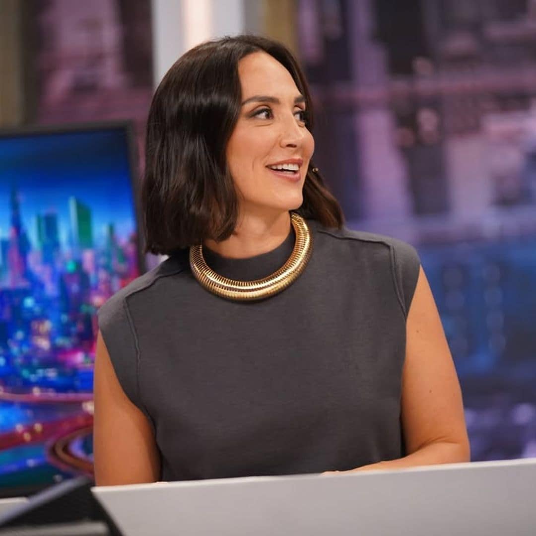 Tamara Falcó en El Hormiguero con colagante grueso dorado