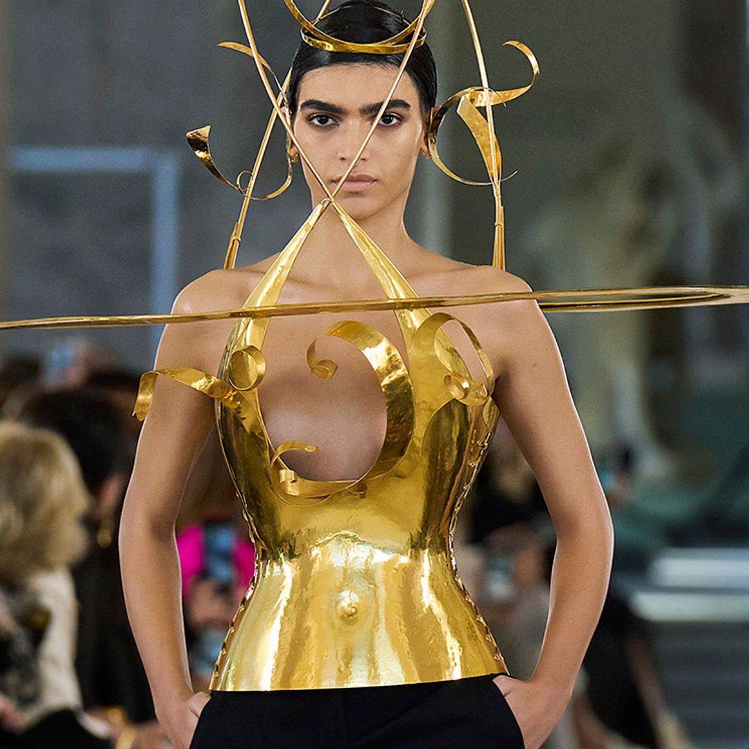 Vuelve el universo surrealista de Schiaparelli con los vestidos llamados a triunfar entre las 'celebrities'