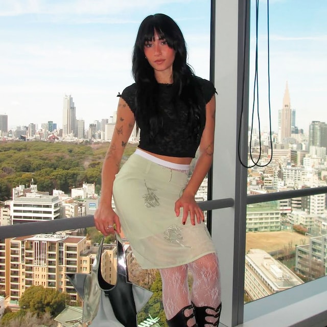 Aitana en Japón con medias de Calzedonia