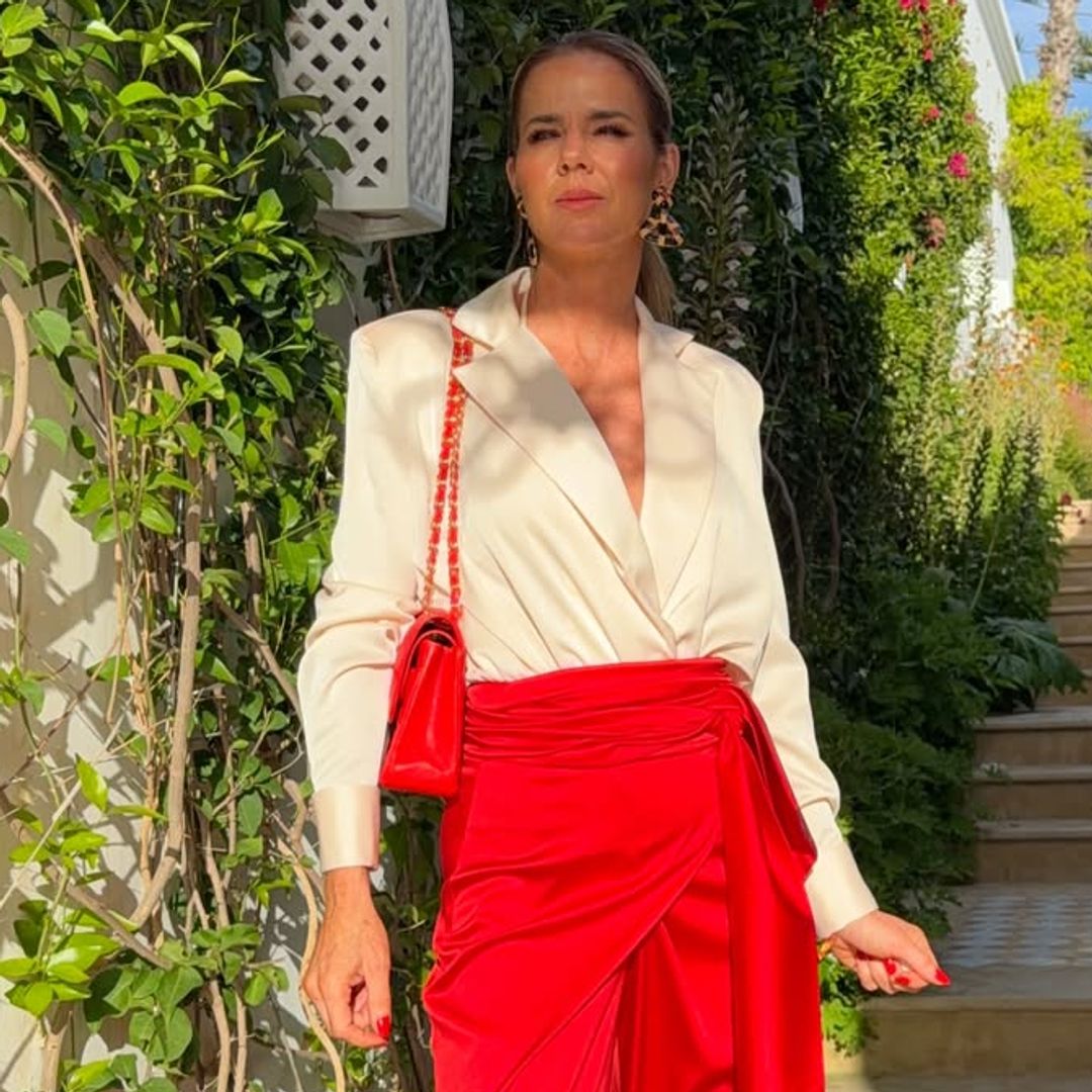 Amelia Bono apuesta por básicos de Zara y un elegante pantalón rojo de su madre en Tánger, elegancia y comodidad a la vez