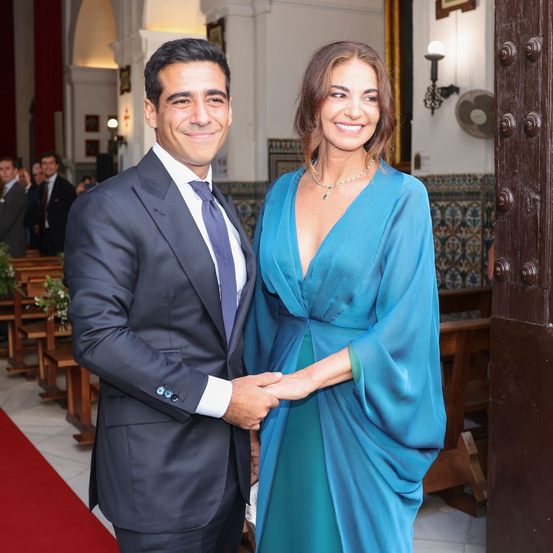Mariló Montero (60), una espectacular madrina con vestido-capa y gargantilla de diamantes en la boda de su hijo