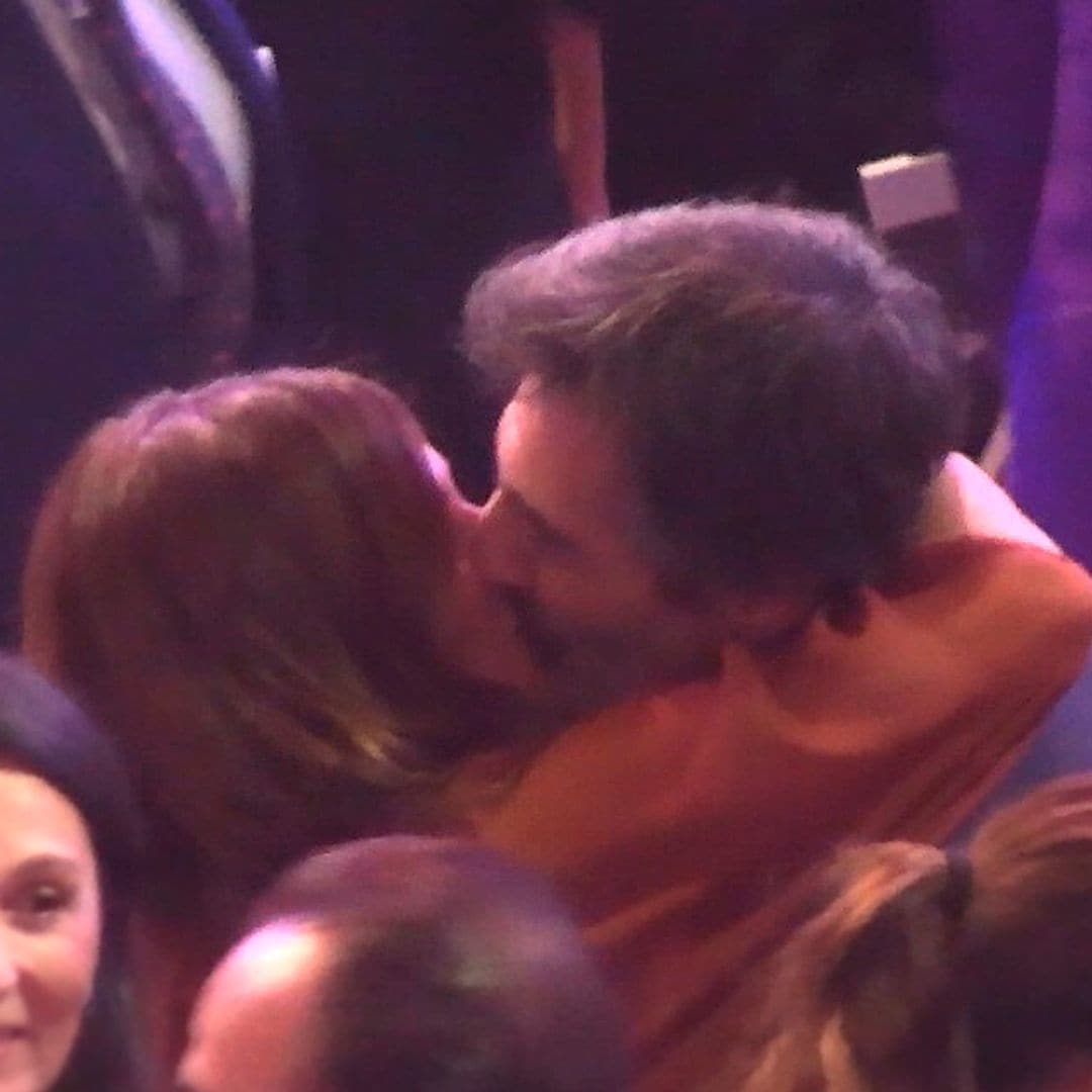 El apasionado beso de Juan del Val a su mujer Nuria Roca tras recibir el Premio Planeta