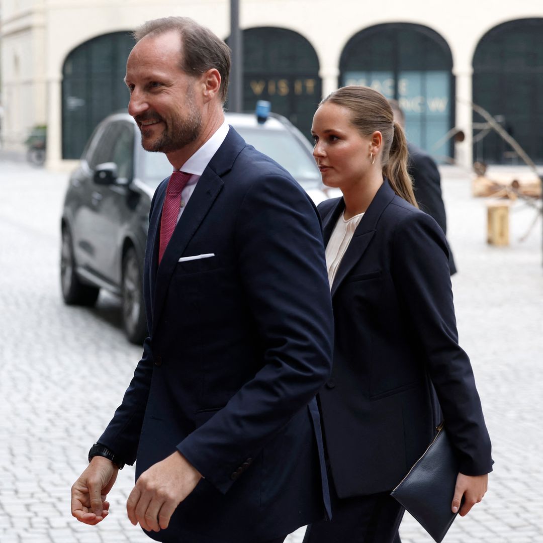 Ingrid de Noruega da un paso al frente antes de mudarse a Australia y se une a sus padres en la bienvenida a los Macron