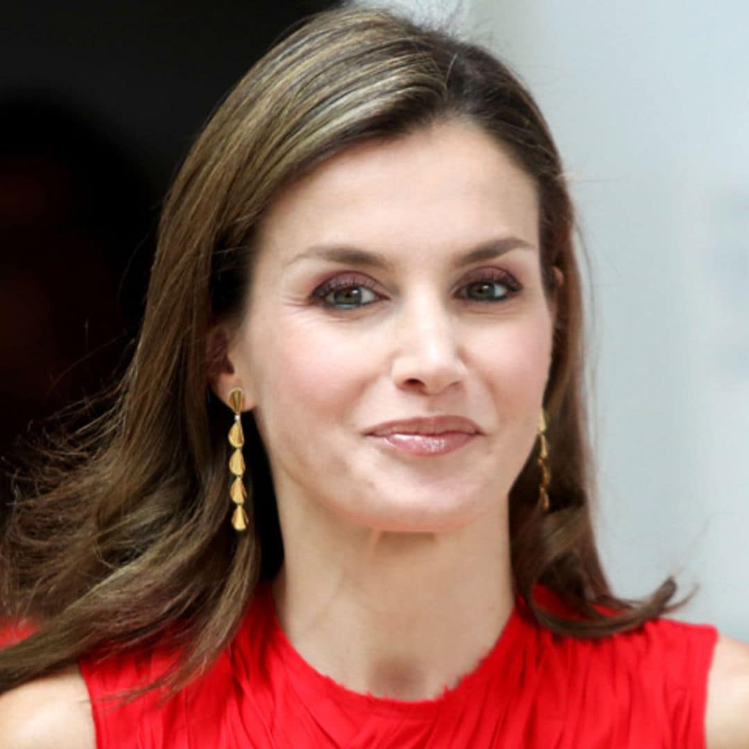 La reina Letizia estrena las sandalias (rojas) perfectas que faltaban en su vestidor