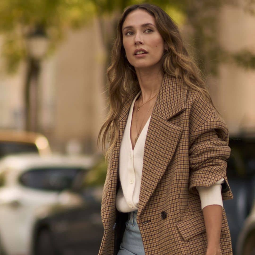 Consigue el look de Grace Villarreal con vaqueros y chaleco de punto