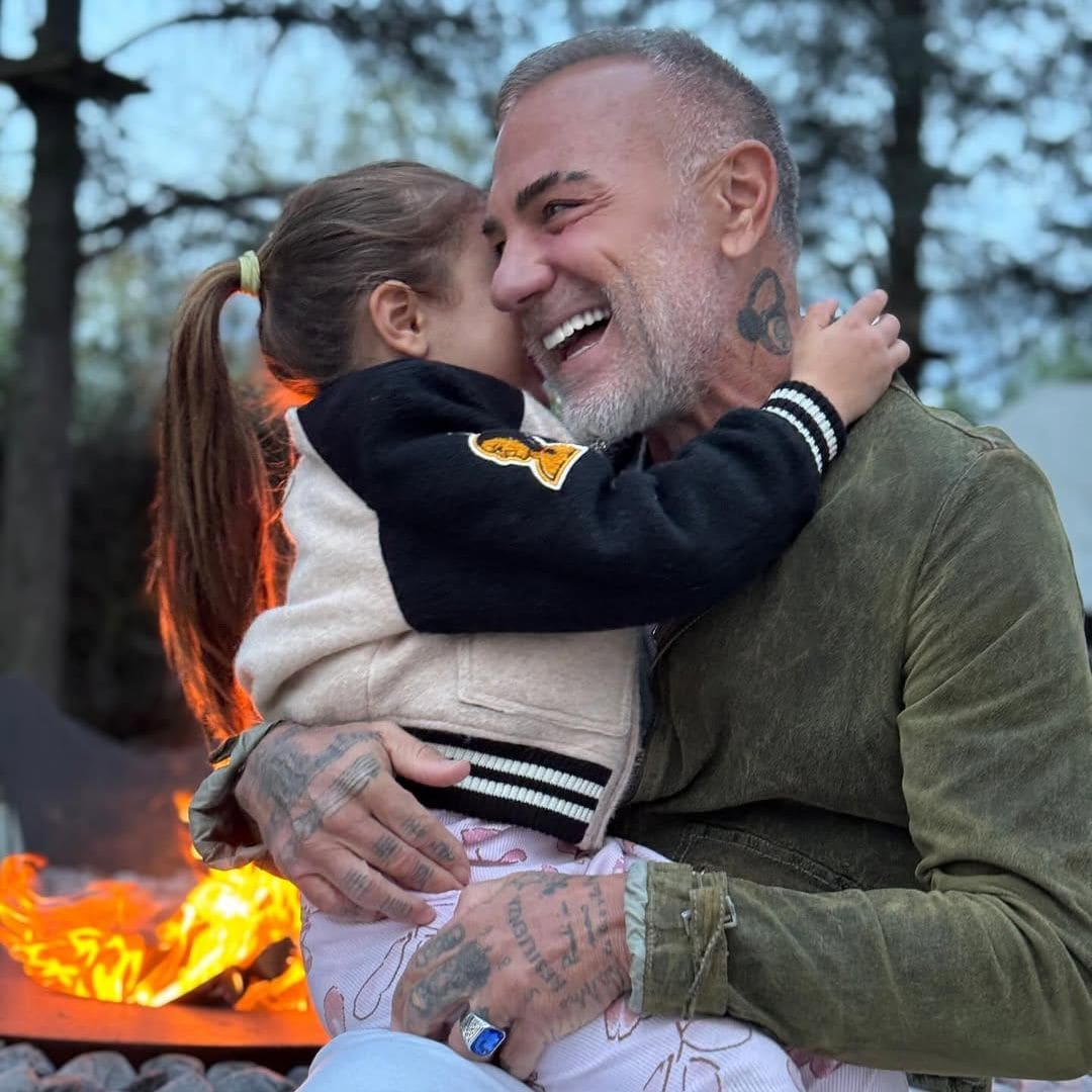 El sorprendente paseo en limusina de ‘vuelta del cole’ de Gianluca Vacchi con su mujer y su hija