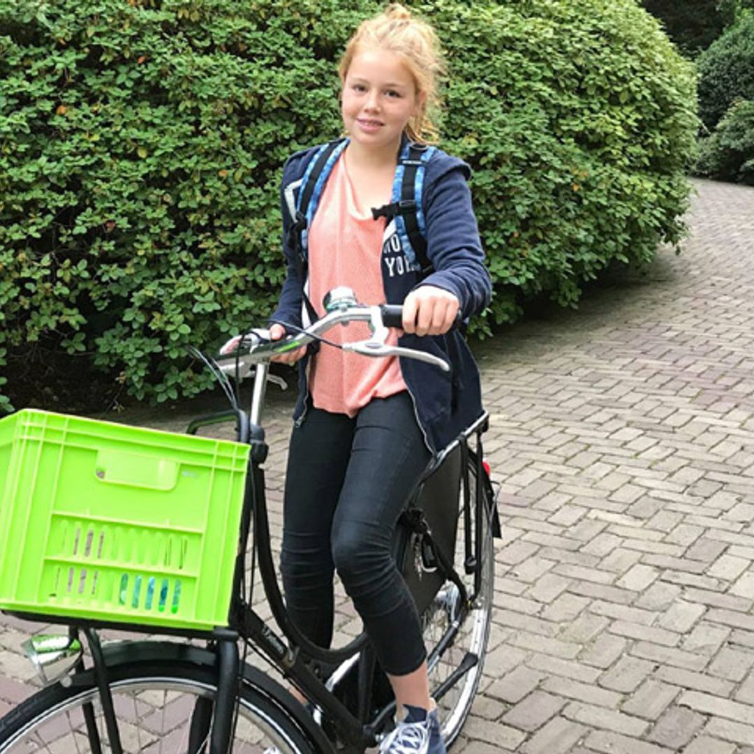 ¡Princesa sobre ruedas! Alexia de Holanda comienza el ‘insti’