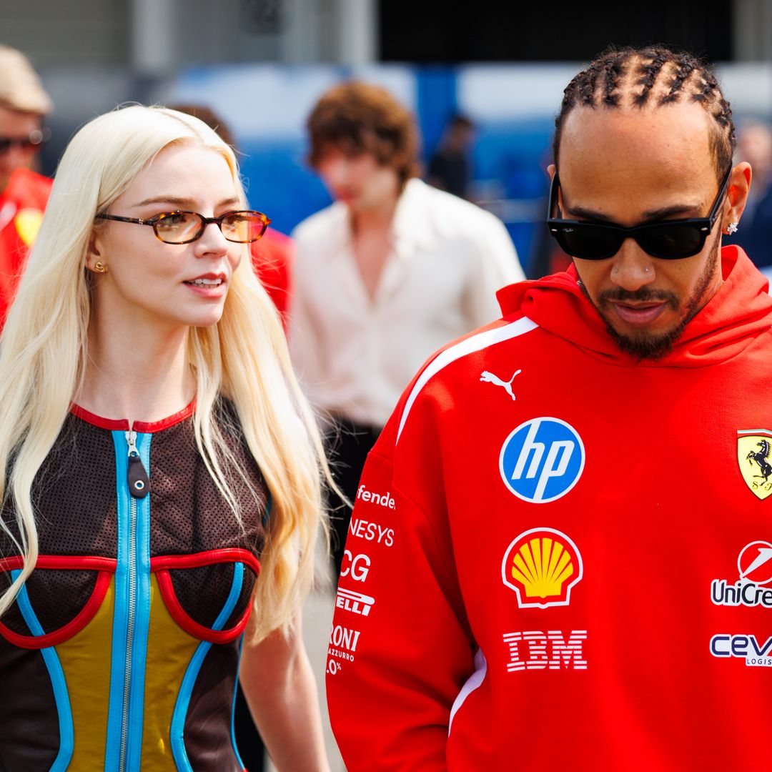 Anya Taylor-Joy y Lewis Hamilton comparten un momento lleno de estilo en el Grand Prix de Japón