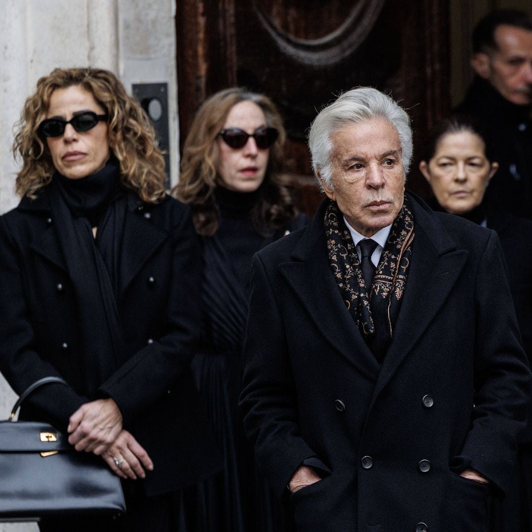Italia despide a Valentino: la familia del diseñador, rota de dolor en la capilla ardiente
