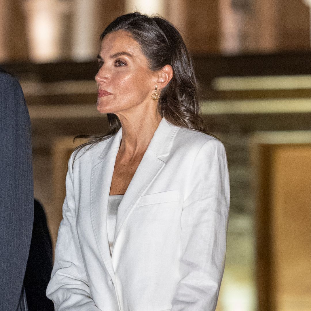 La reina Letizia y su traje blanco: un look icónico para una noche monumental