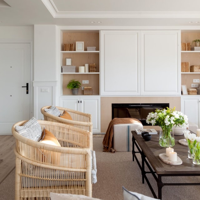 Mueble de salón con puertas correderas que oculta el televisor