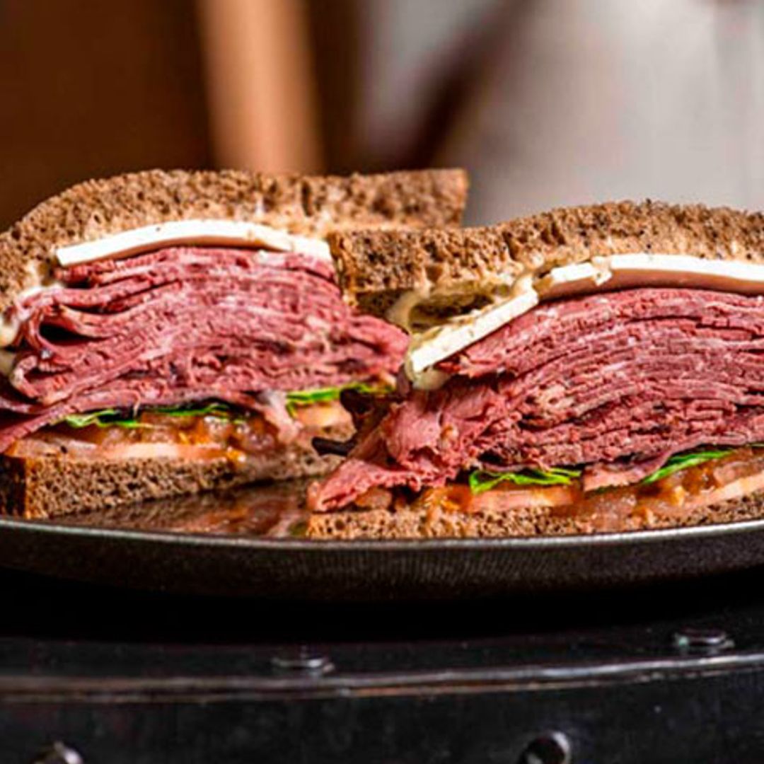 Sándwich frío de pastrami con queso feta