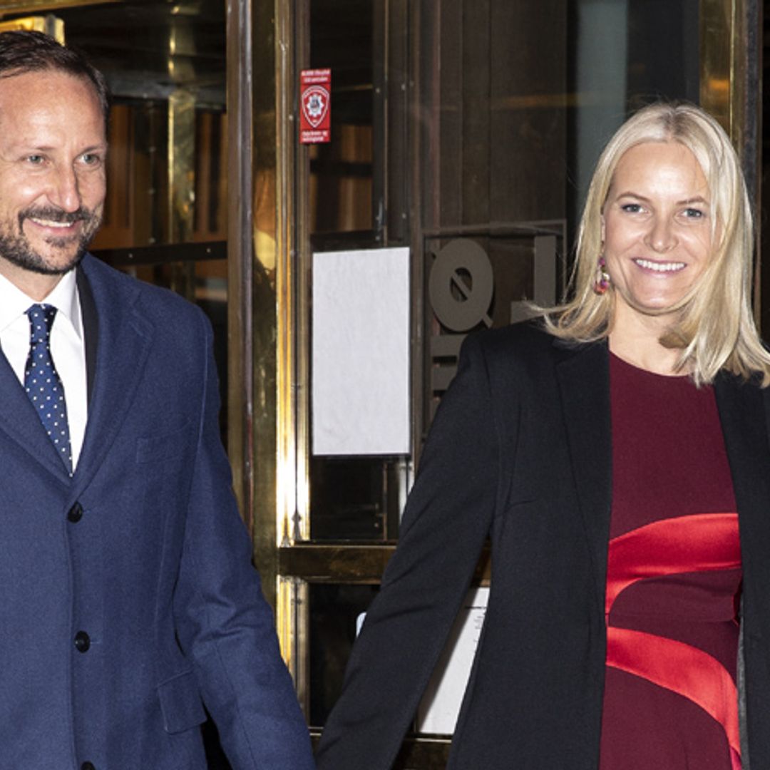 ¡Radiante y muy sonriente! Mette-Marit de Noruega, noche en el teatro junto al príncipe Haakon