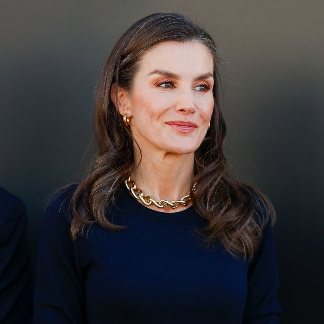 La reina Letizia, con llamativo collar de eslabones, estrena botas españolas en Elda y las combina al estilo Kate Middleton