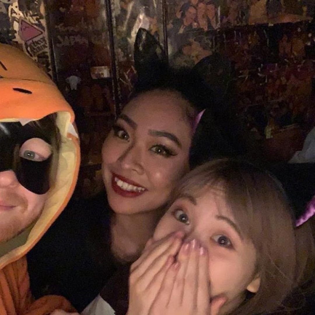 Ed Sheeran desata la locura en un karaoke en Tokio disfrazado de Pokémon
