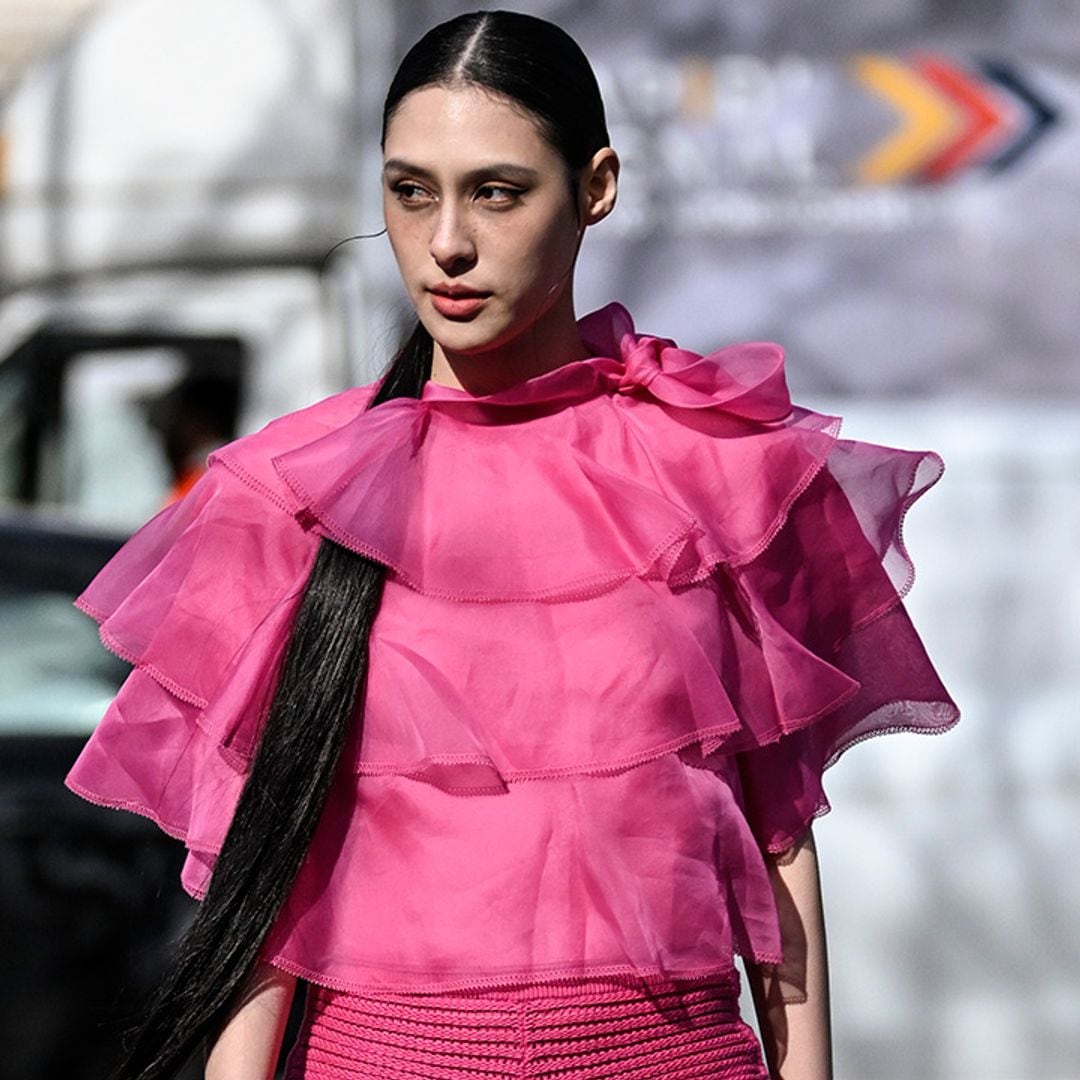 En la pasarela y en las calles: los volantes conquistan los looks de las invitadas 'coquette'