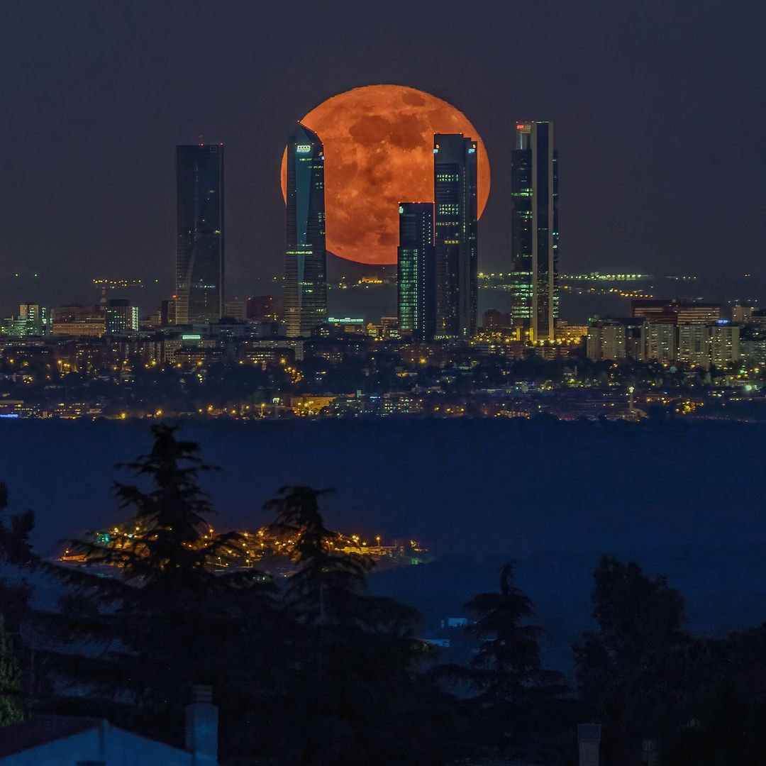 La superluna roja deslumbra en el cielo de Madrid