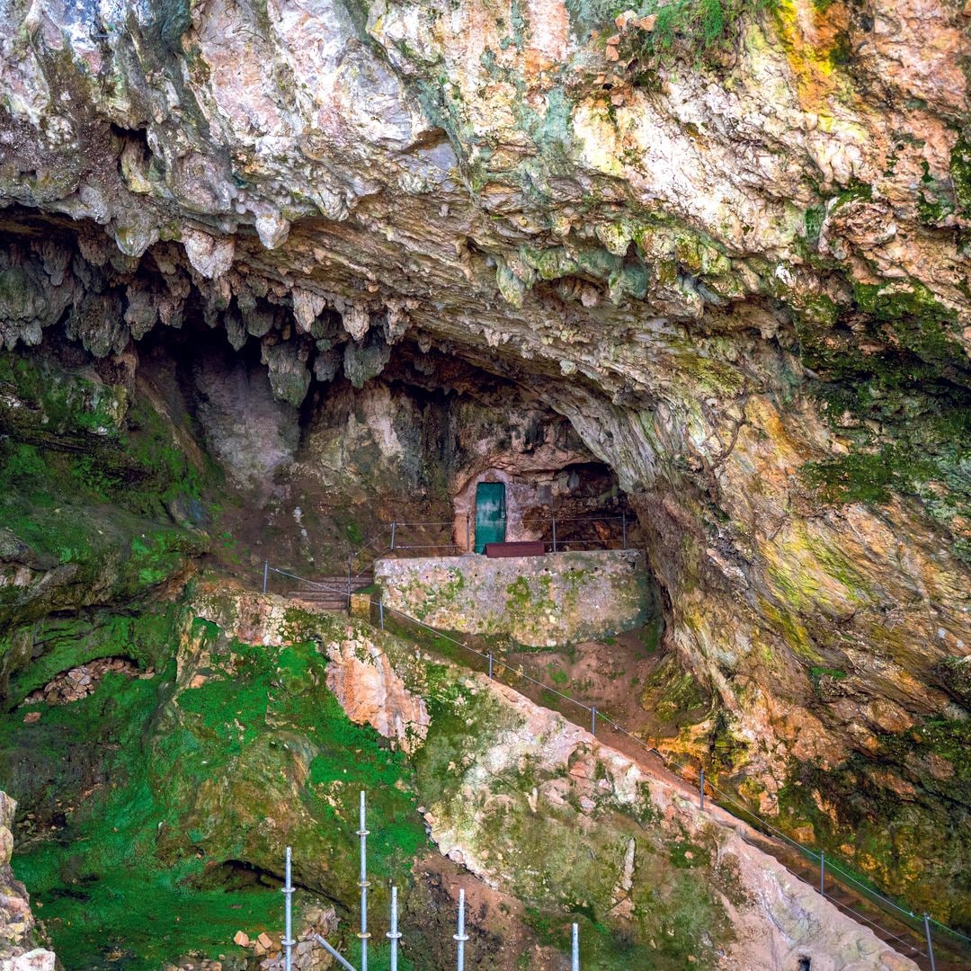 Entrada a las cuevas de Puente Viesgo