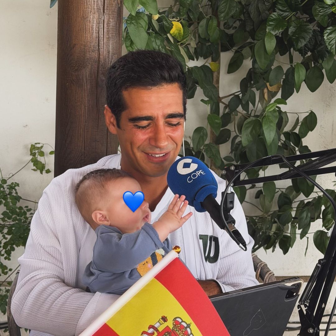 Carlos Herrera, su hijo Alberto y su nieto Marcos de 4 meses, la potente imagen de tres generaciones en la radio