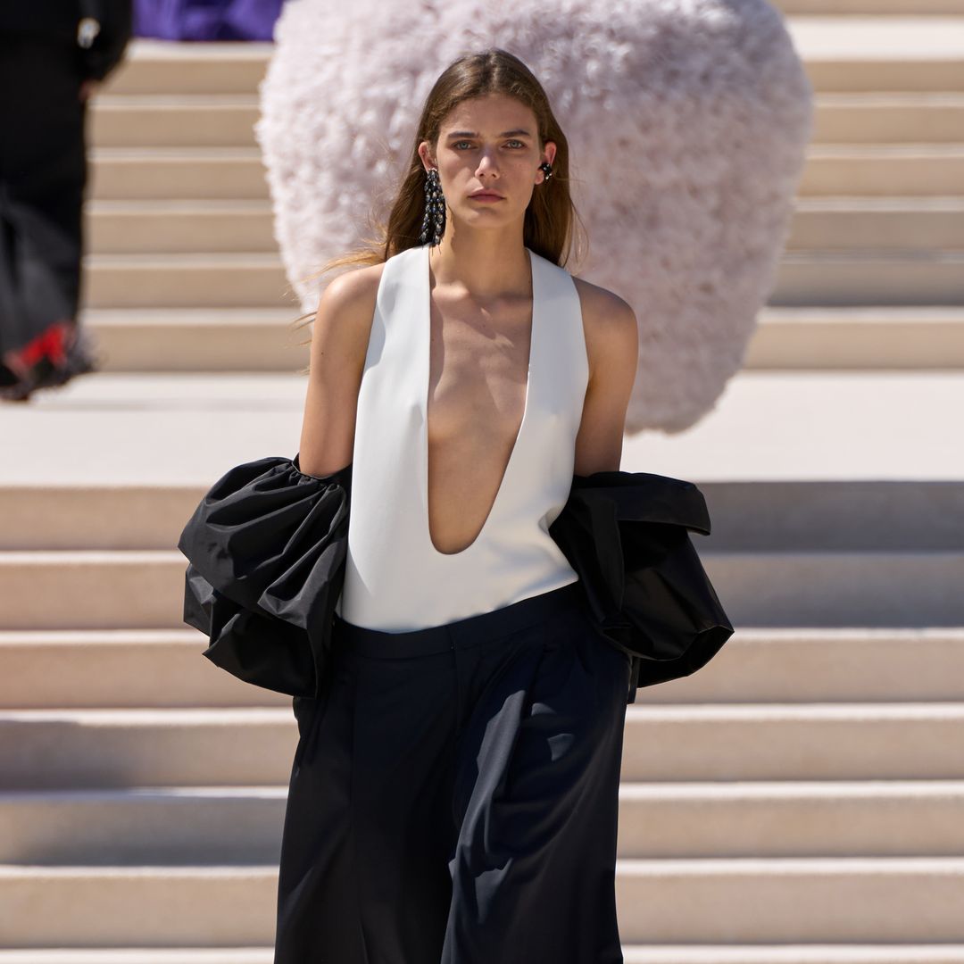 El emocionante debut de Pierpaolo Piccioli en la Alta Costura de Balenciaga: referencias a Cristóbal, capas de plumas y un bolso con miles de cristales
