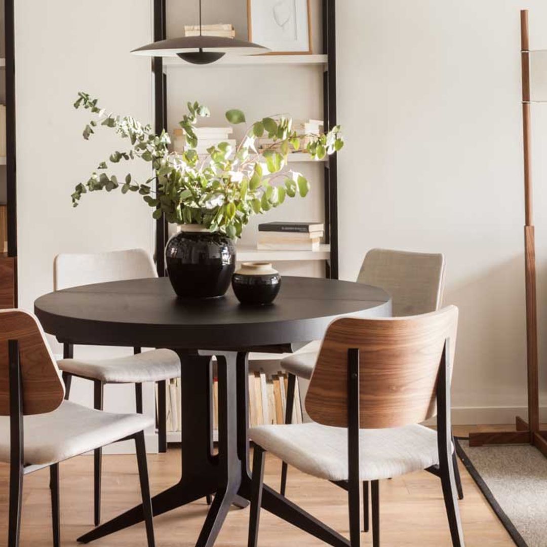 Cómo resolver con glamour la decoración del comedor cuando no sobra el espacio
