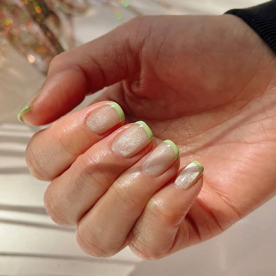 Manicura francesa con borde verde y glass nails