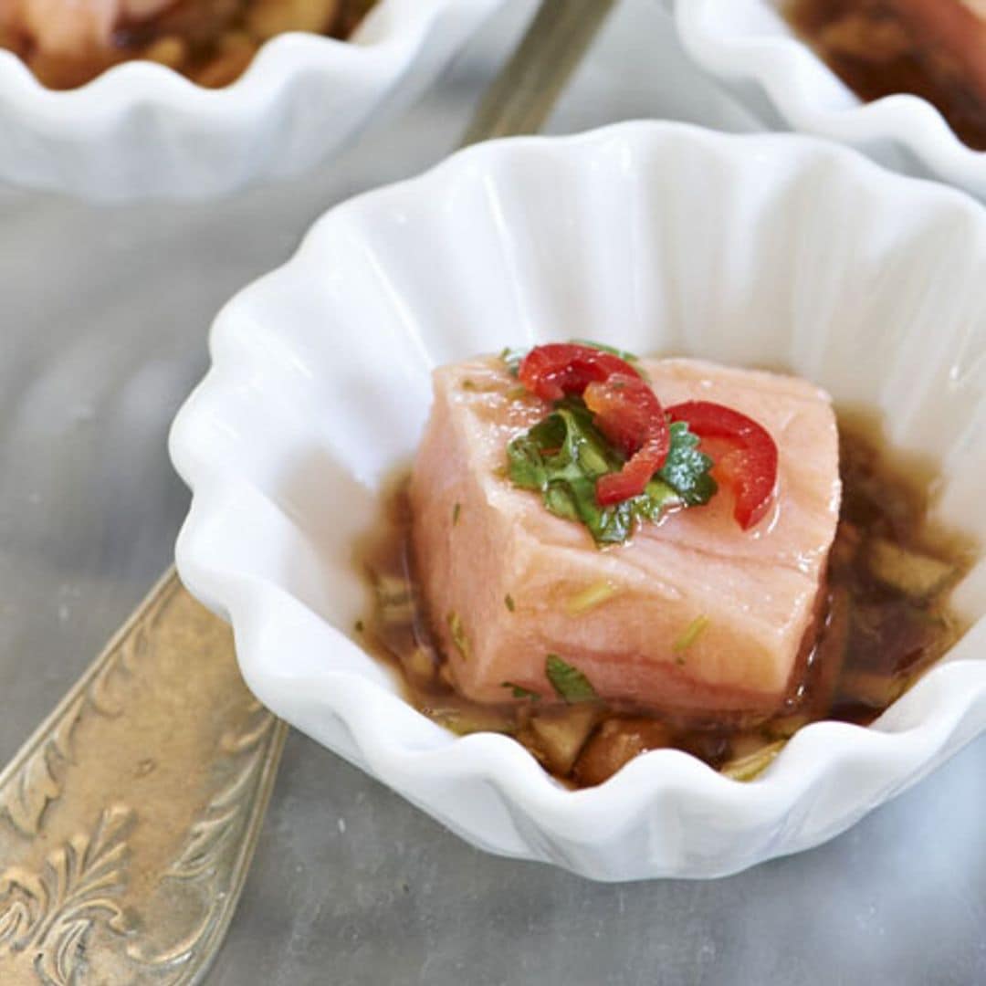 Salmón marinado con ponzu, cacahuete y chile