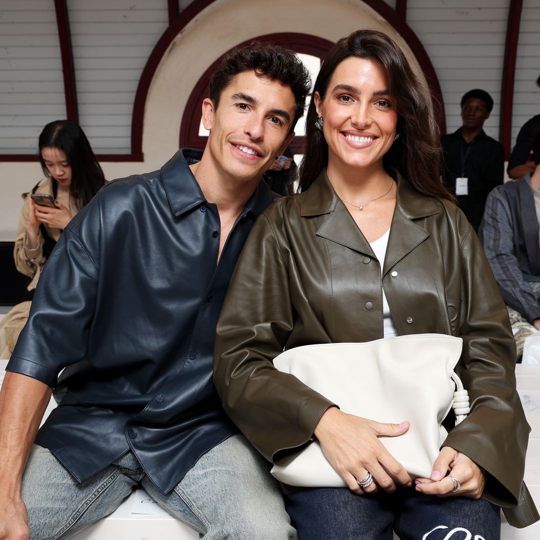 Marc Márquez y Gemma Pinto en el desfile de Loewe, en París (2024)