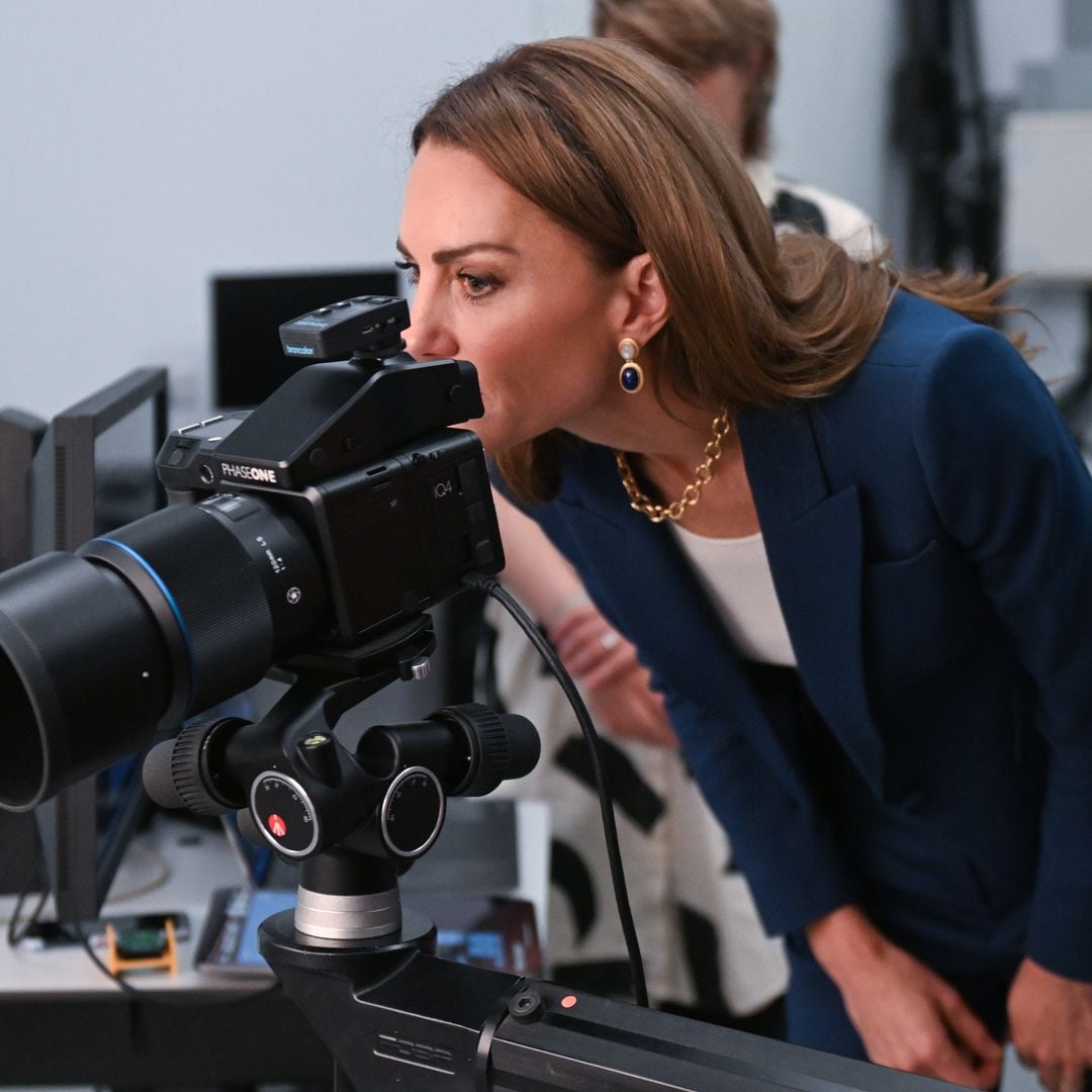 La Princesa de Gales explora el estudio de fotografía durante una visita al V&A East Storehouse