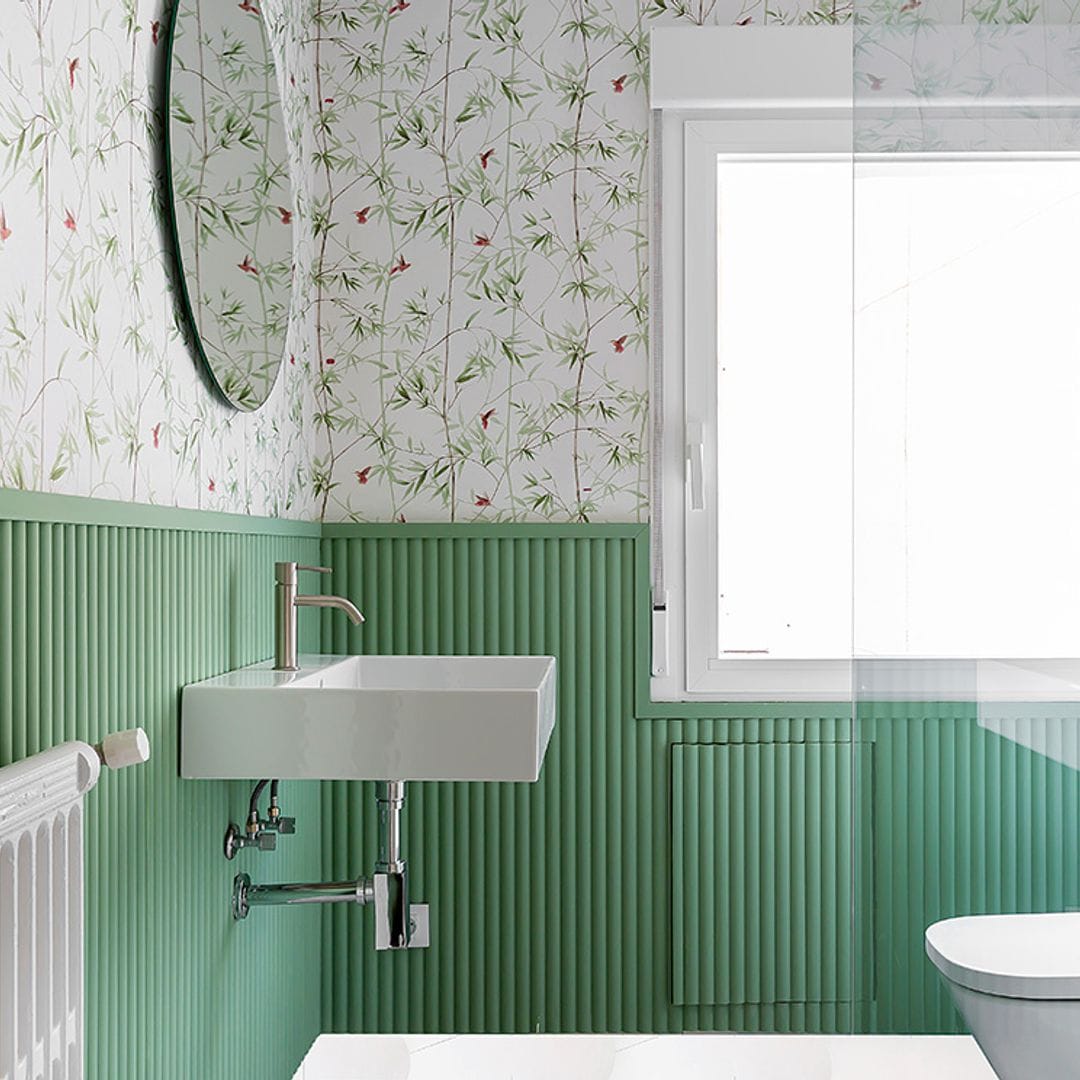 Así puedes sustituir los azulejos del baño por paredes lisas, ¡y sin apenas obra!