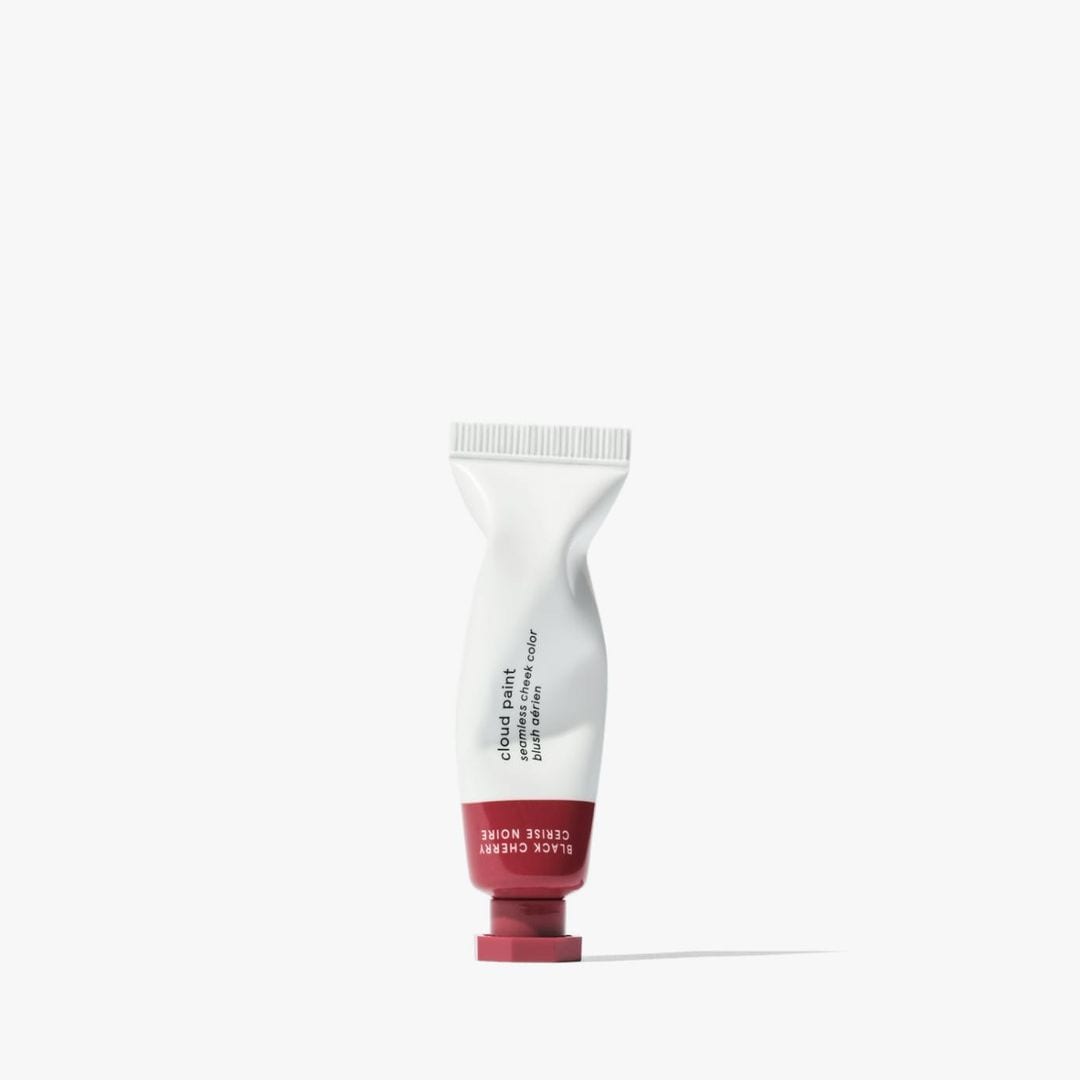 Tubo de Cloud Paint de Glossier en el tono ‘Storm’, con su característico diseño minimalista