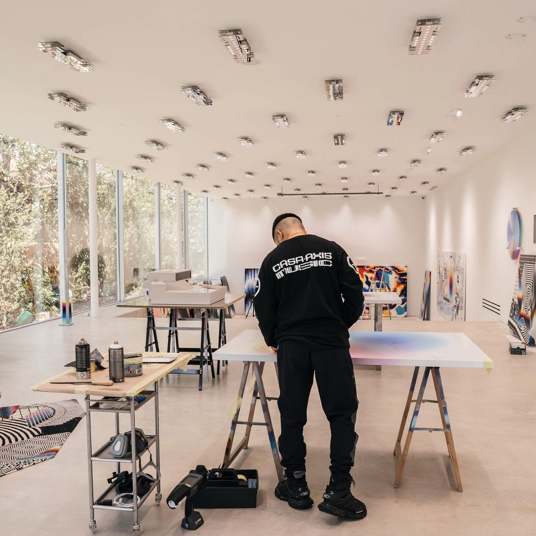 El artista creando una de sus obras 