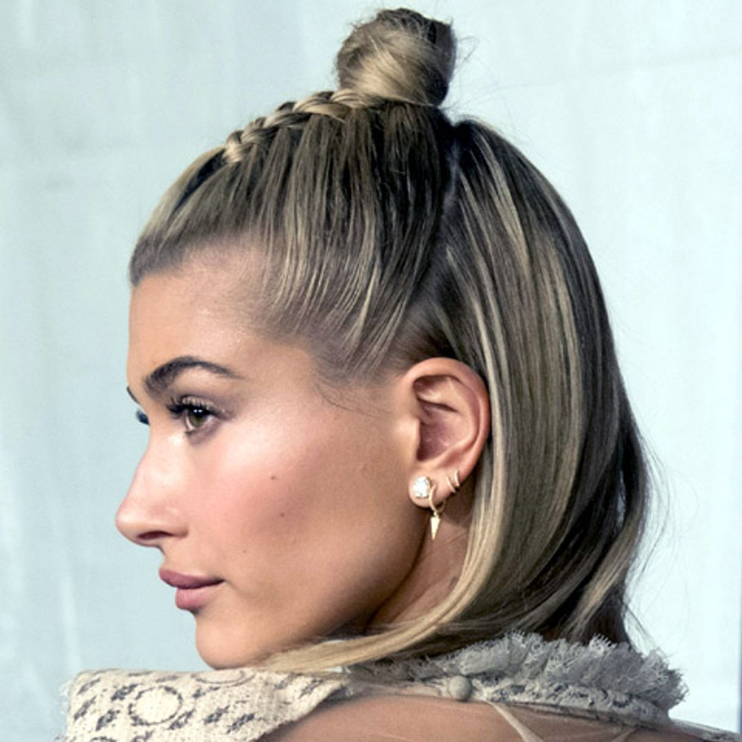 Hailey Baldwin anticipa cuál será el recogido perfecto de las melenas lisas