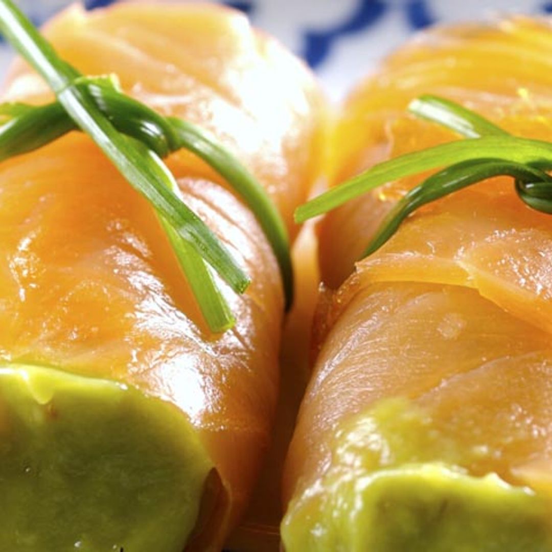 Rollitos de salmón ahumado rellenos de crema de aguacate