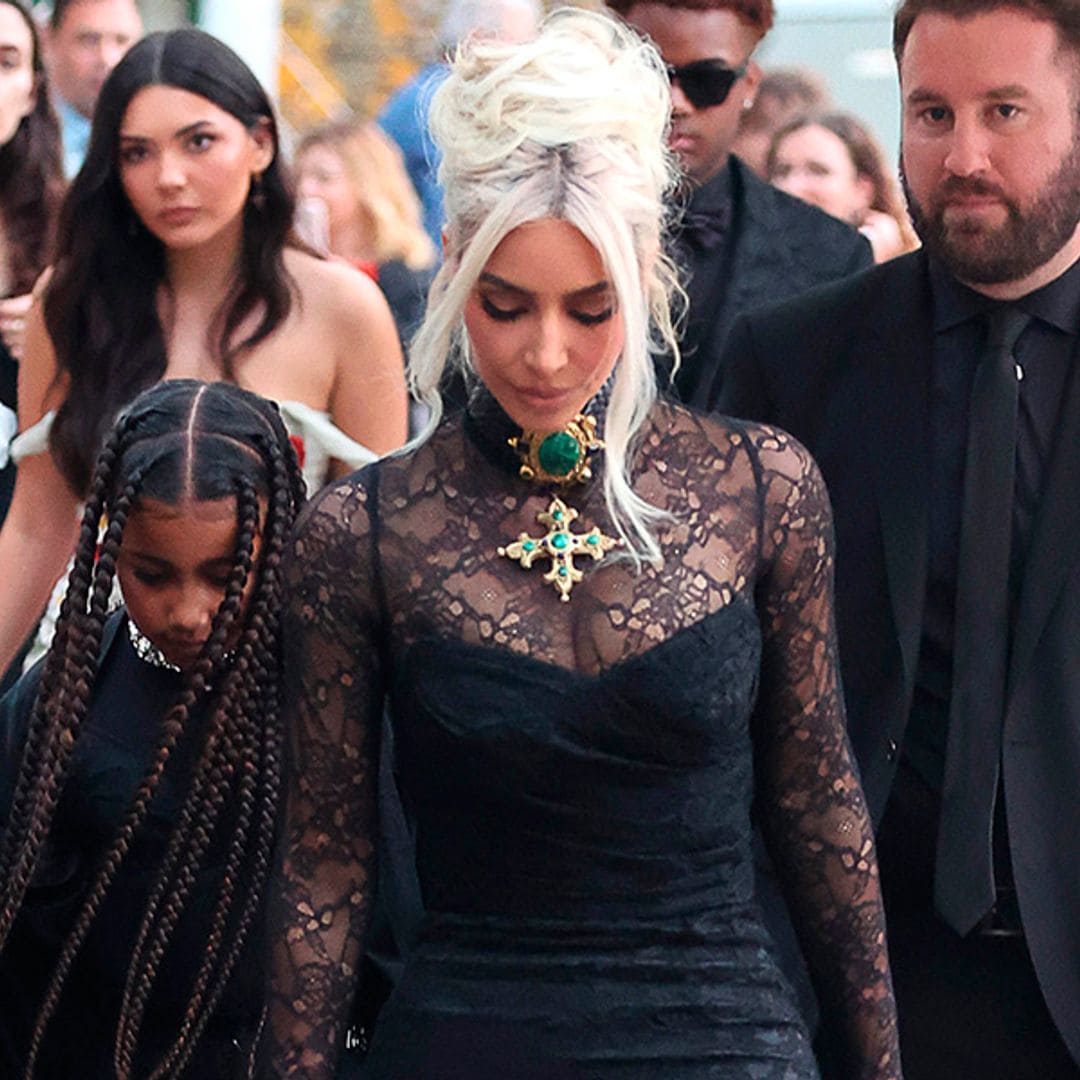 Los looks barrocos de las hermanas Kardashian en la boda de Kourtney y Travis Barker