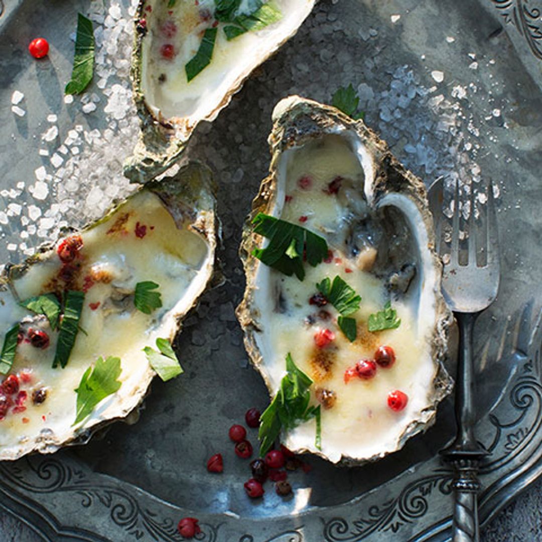 Ostras gratinadas con cava y pimienta rosa