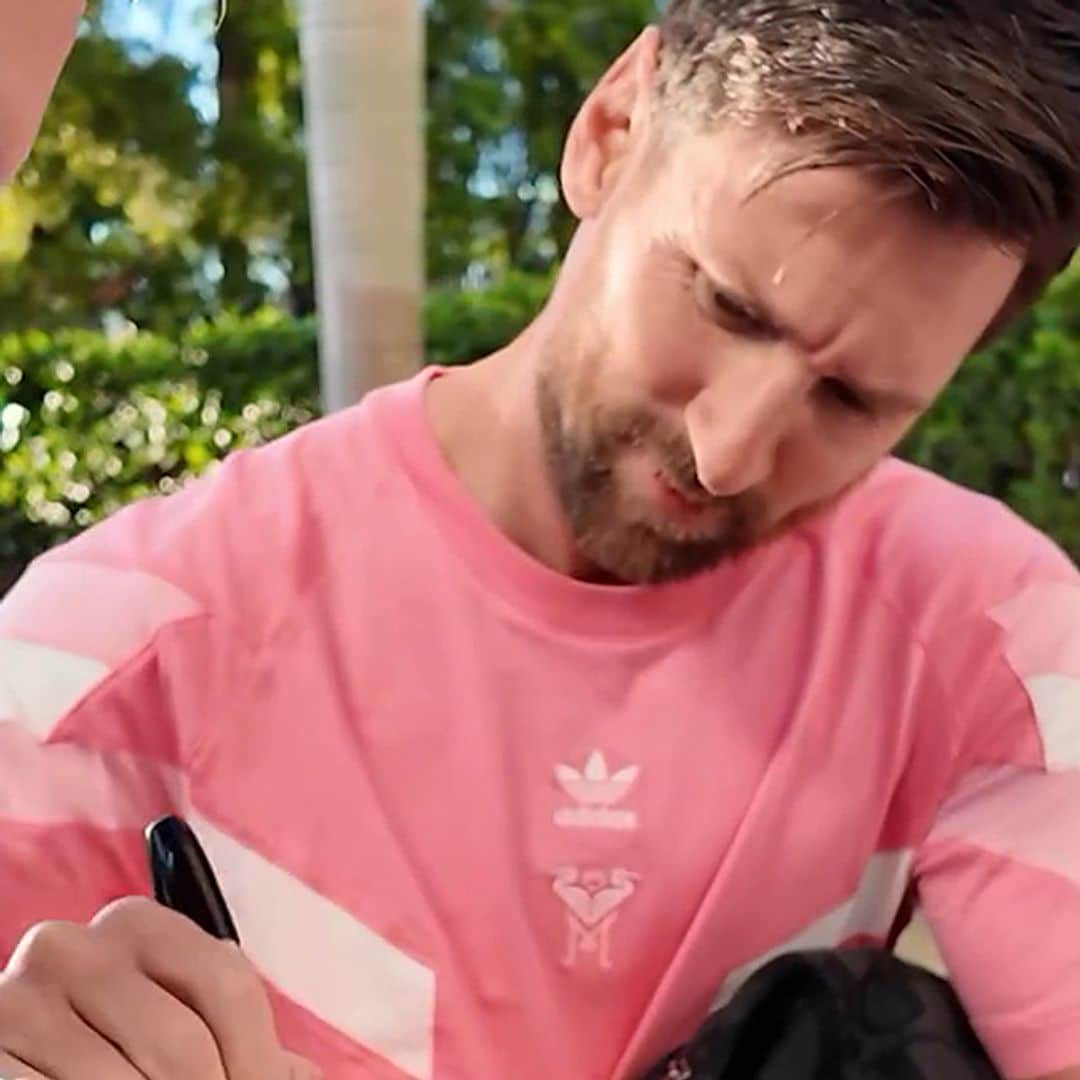 Julián Gil hace realidad su sueño de conocer a Messi ¡y se tatúa su autógrafo!