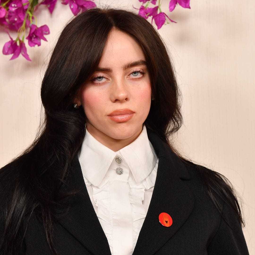 Billie Eilish vuelve loco a sus fans con una nueva foto en bikini que revela un tatuaje en el pecho