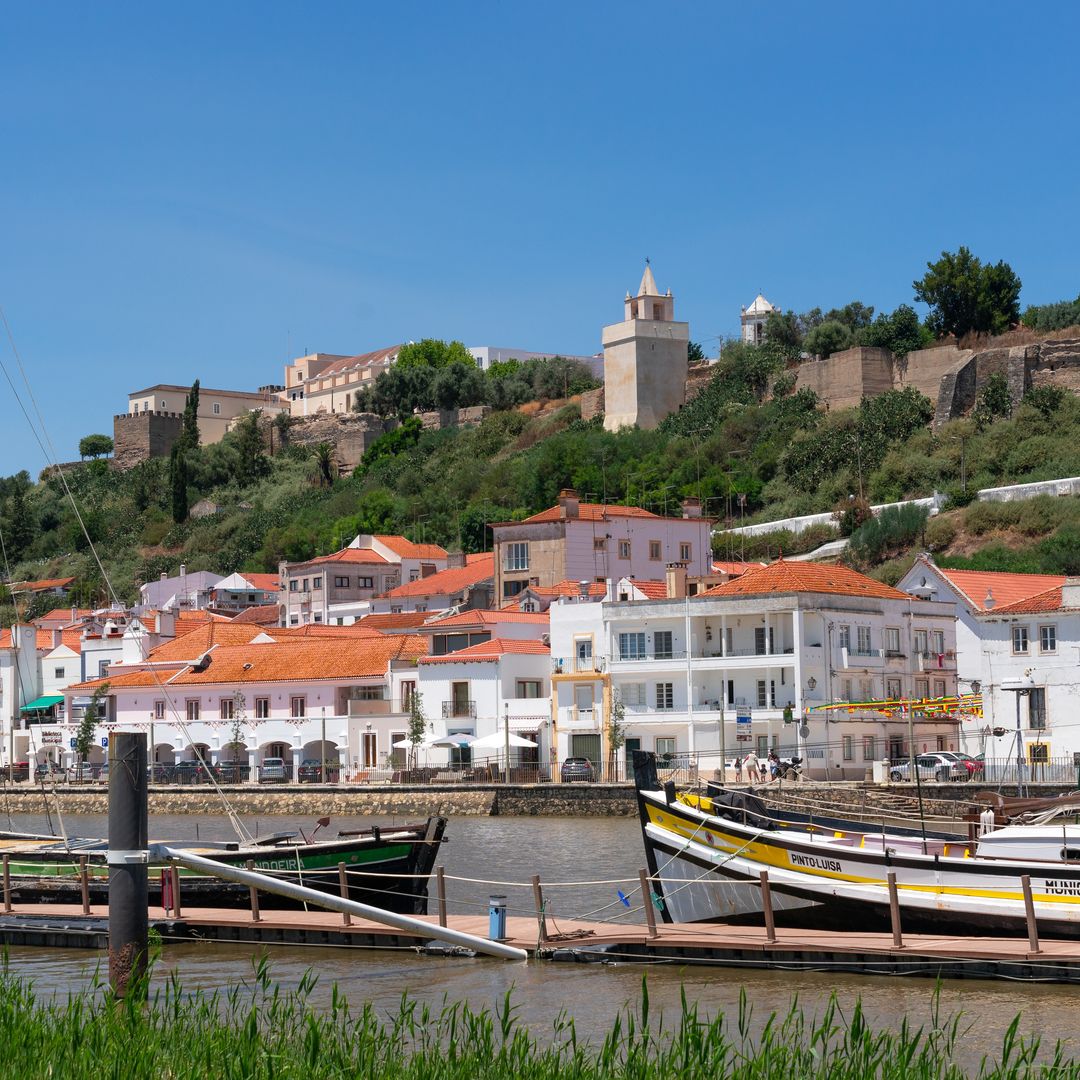Panorámica de Alcácer do Sal junto al río Sado, Portugal