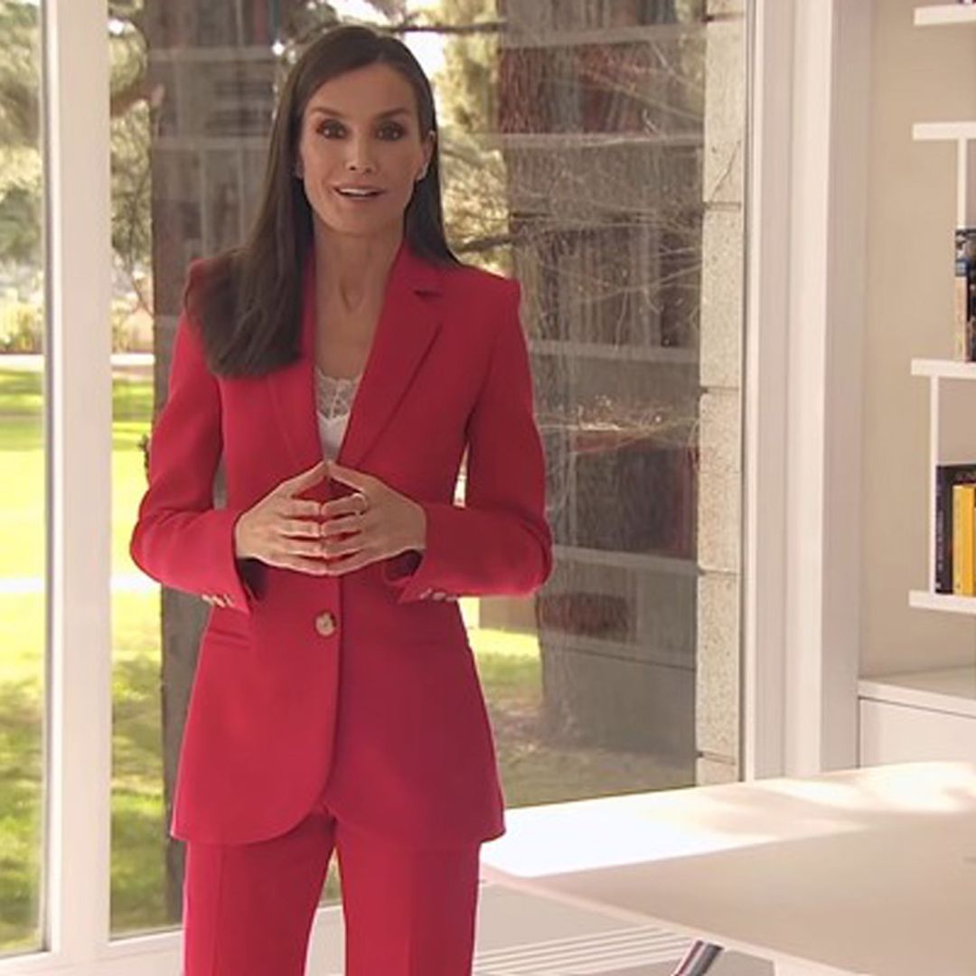 Doña Letizia repite traje y luce un anillo muy significativo en su regreso televisivo