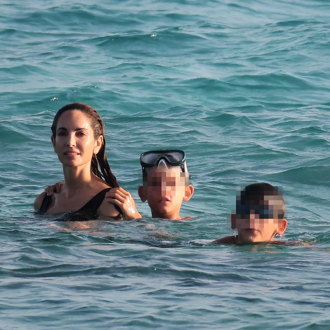 HOLA + Eugenia Silva bañándose con sus hijos en el mar