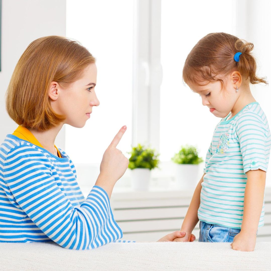 ¿Tu hijo te pega? Así es cómo puedes corregir ese comportamiento