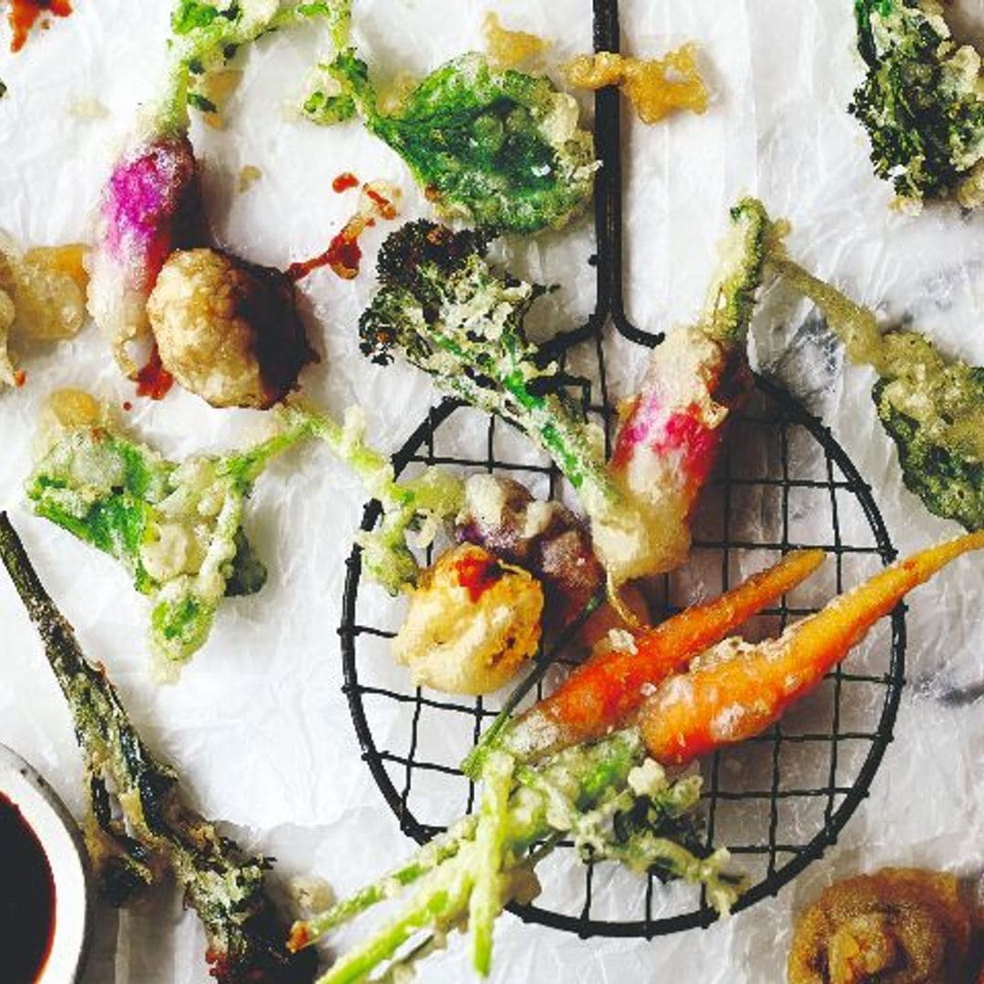 Tempura de hortalizas con salsa de soja, guindilla y cilantro