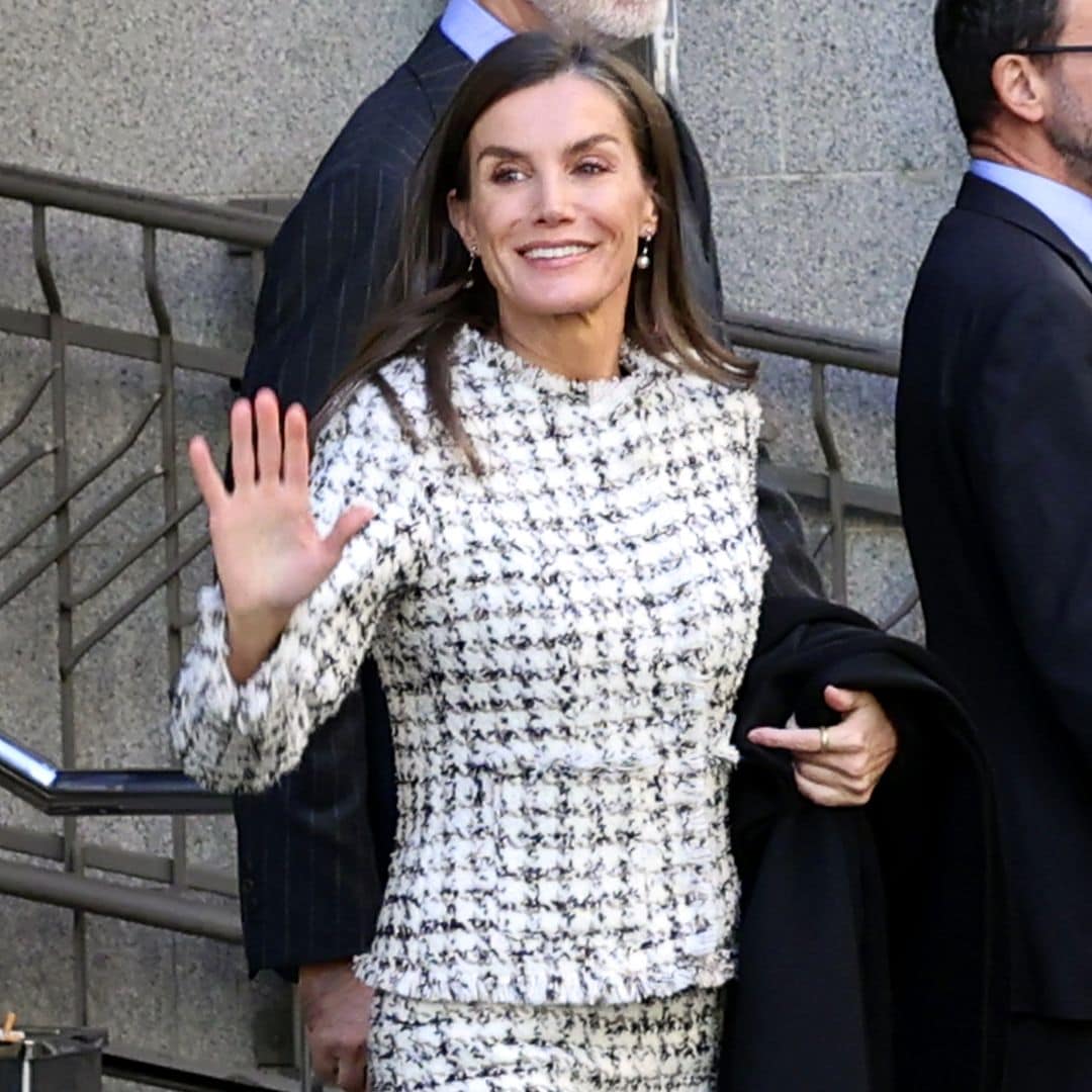 La reina Letizia apuesta todo al ‘tweed’ con un conjunto solidario: elegancia atemporal para recordar a Victoria Eugenia