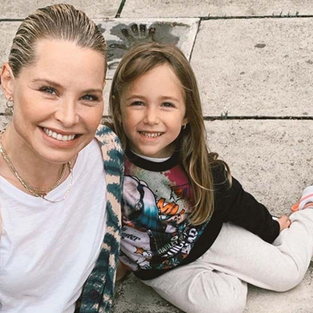 Manuela, la hija de Soraya, alucina con los movimientos de su hermana en la tripita de su mamá