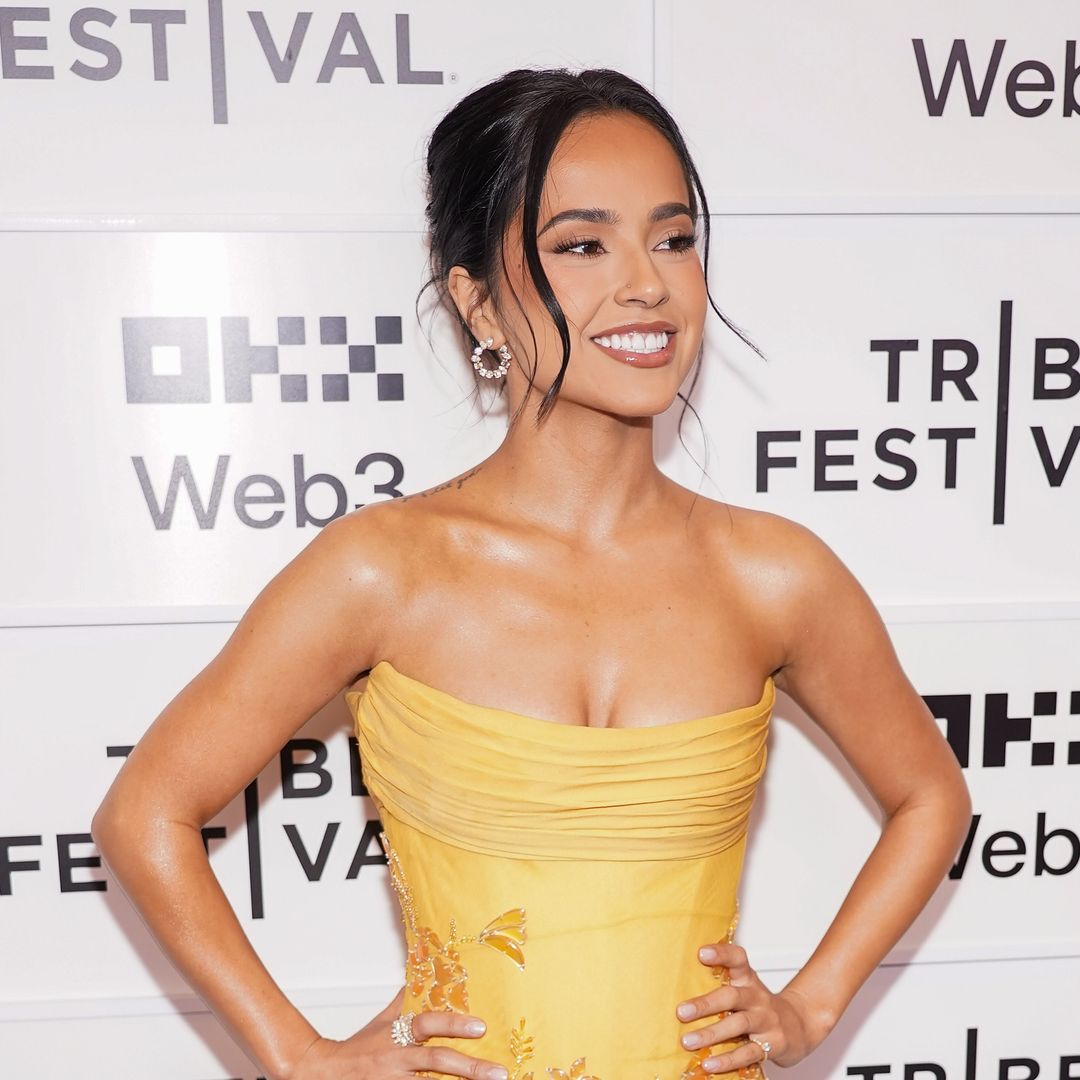 Becky G destaca en un vibrante vestido amarillo en el Festival de Tribeca